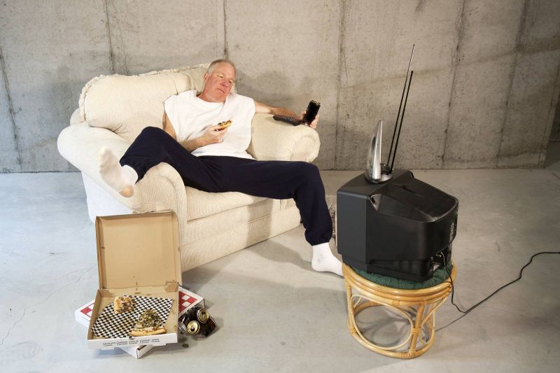 مشاهدة التلفزيون أثناء تناول الطعام يؤثر سلبيا على صحة الأسرة