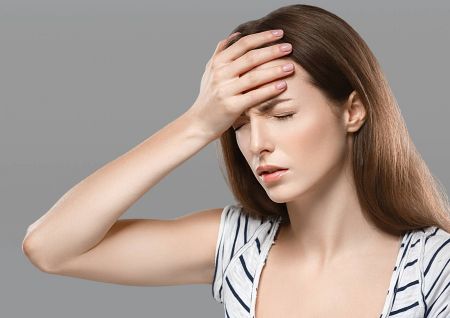 إذا كنت تعانين من آلام الرأس  توقفي عن تناول هذه الأطعمة