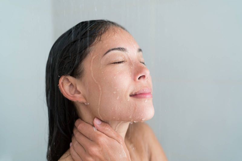 الماء البارد مفيد للبشرة والصابون المعطر يضرها  5 نصائح مهمة أثناء الاستحمام