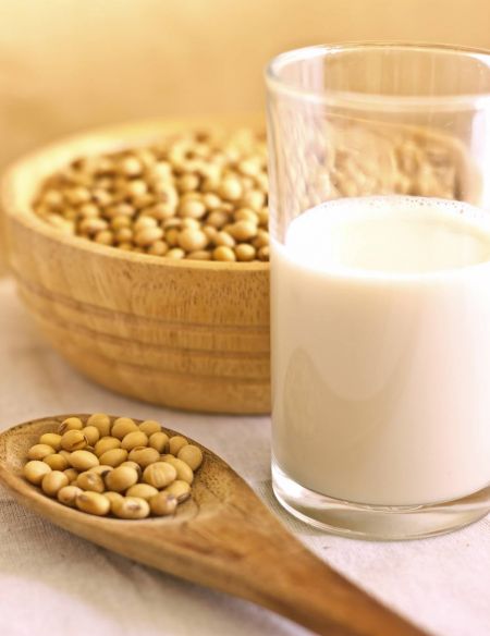حليب الصويا واللوز  بدائل مضمونة للحليب البقري