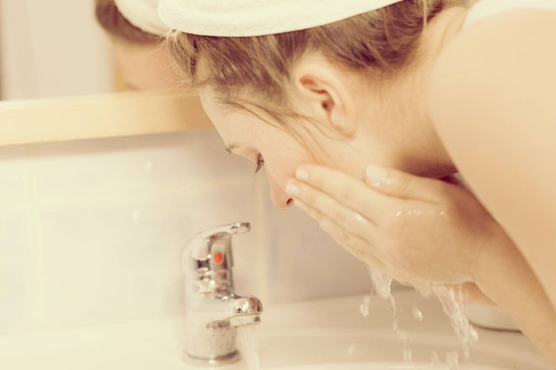 لا تبالغين بغسل وجهك حتى لا يتعرض للجفاف