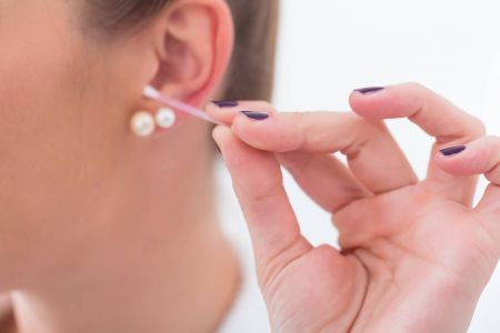 تسبب العديد من الأضرار  احترسي من استخدام "أقطان الأذن"