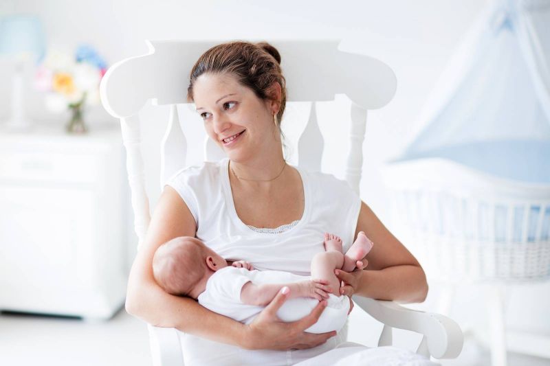 3 عادات لا تفعليها أثناء الرضاعة  حفاظا على سلامة مولودك