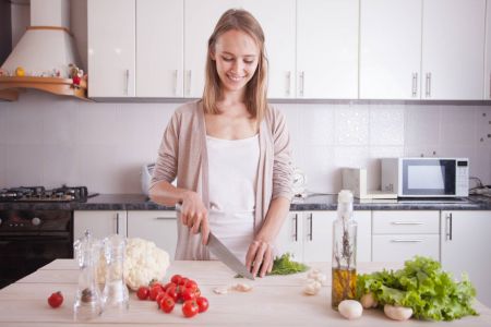 عليكي أن تتجنبيها فورا أشهر 8 أخطاء شائعة أثناء الطهي
