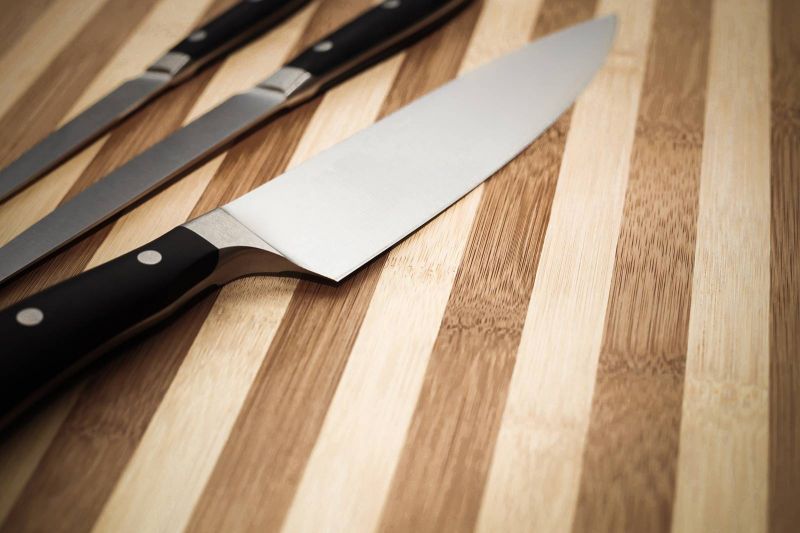 بالفيديو- في خطوات بسيطة بمنزلك  اجعلي السكين حادا لتقطيع أفضل
