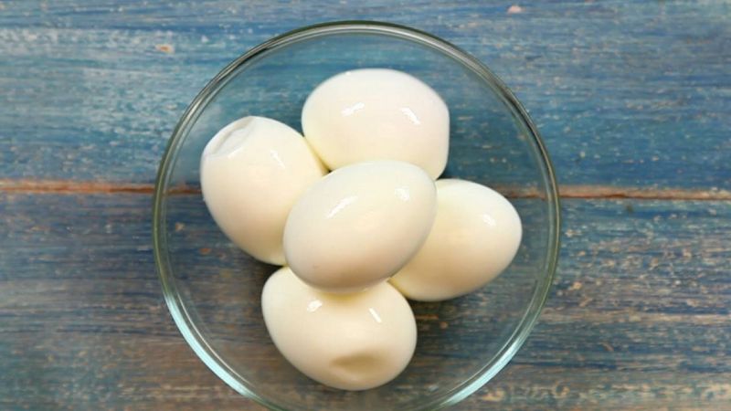 كيفية سلق البيض وتقشيره بسهولة