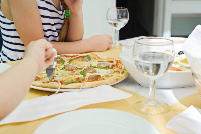 للحفاظ على صحتك  احذري تناول العصائر والمياه الغازية أثناء أكل البيتزا