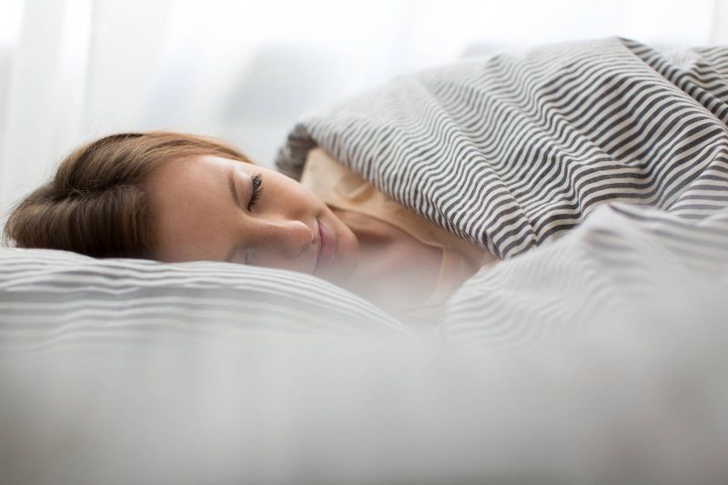 بالصور- تغلبي على الآلام التي تحدث لكي أثناء النوم نتيجة الأوضاع الخاطئة