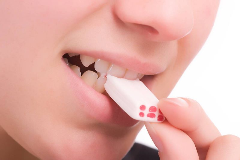 مفيدة للأسنان وتزيد من تركيزنا لهذه الأسباب داوموا على مضغ العلكة