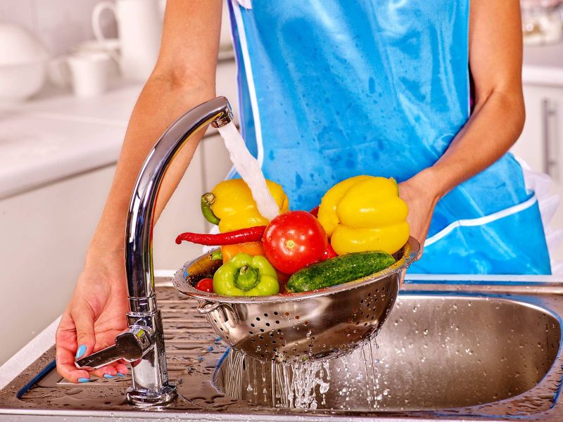 أوقفي هذه الطريقة فورا … هذه هي الطريقة السليمة لغسل وحفظ الخضروات