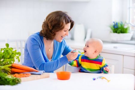 مع الرضاعة الطبيعية  اطعمي طفلك هذه المأكولات من شهره السادس