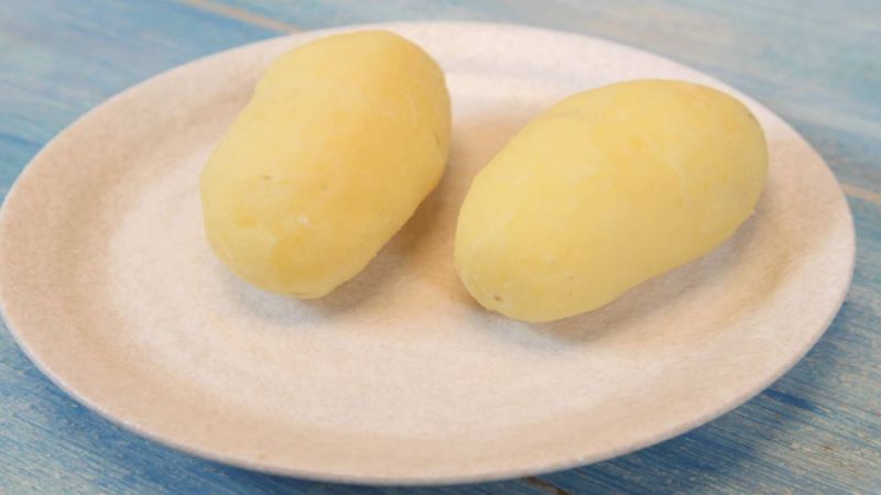 أسهل طريقة لتقشير البطاطا المسلوقة؟