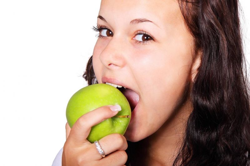 7 ممارسات غذائية تضر اللثة والأسنان  احذروهم