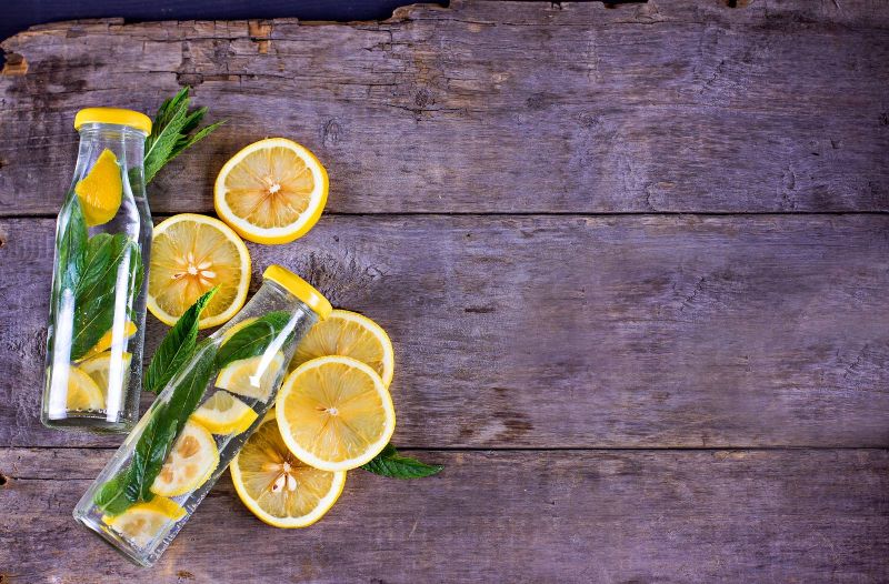 لا تغفليها  9 أسباب مذهلة لشرب الماء بشرائح الليمون