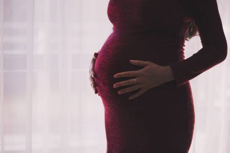 هل سمعتي عن ظاهرة التعشيش أثناء الحمل تعرفي عليها