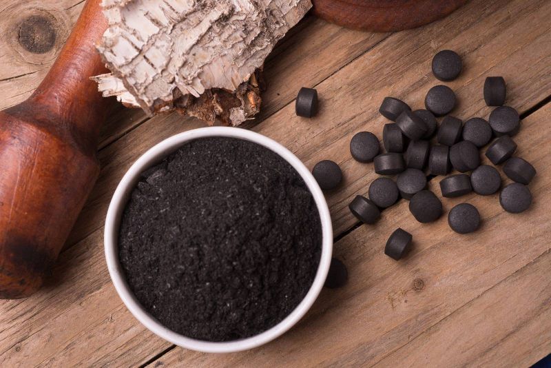 الفحم النباتي النشط دليلك للعناية بالجسم والأسنان والبشرة