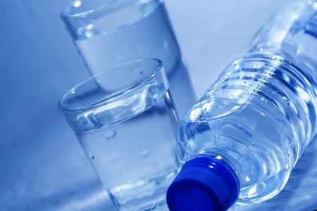 مع حرارة الصيف  10 فوائد لشرب المياه المعدنية