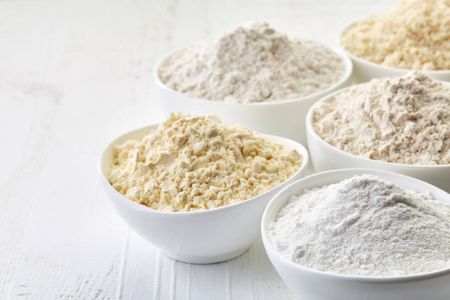 6 استخدامات لدقيق الأرز لبشرة فاتحة خالية من العيوب