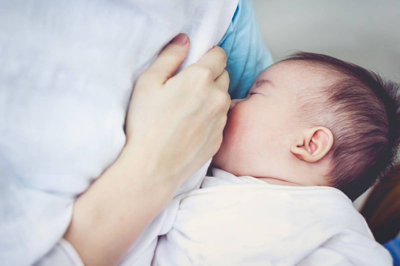 دراسة سويدية: حليب الأمهات يقتل الخلايا السرطانية