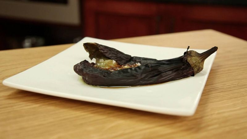 باذنجان مشوي مع زيت الزيتون وزهرة الملح