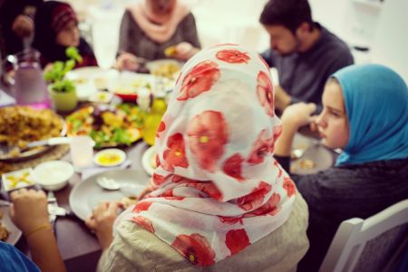 بالصور "الدانتيل" يمنحك طلة مميزة في ولائم رمضان