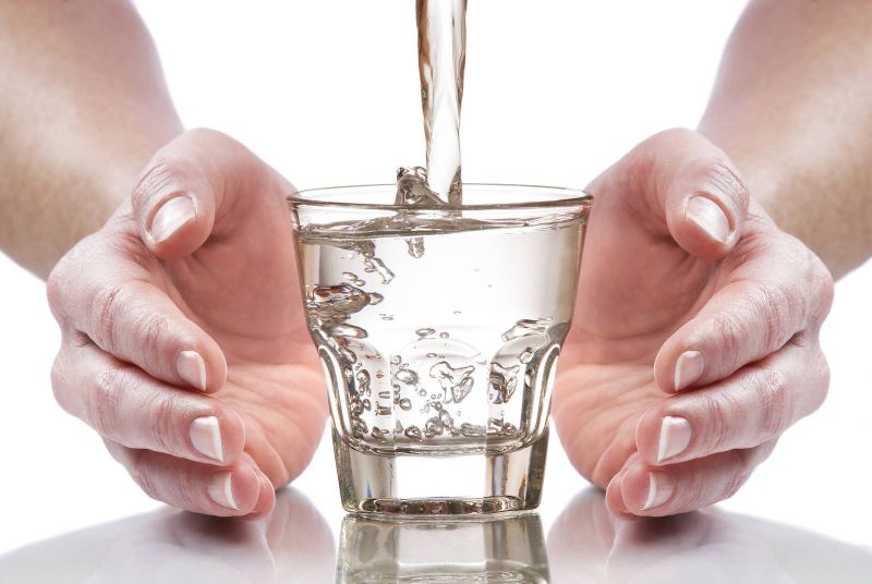في رمضان شرب الماء بكثرة يعزز شعورنا بالعطش تعرفوا على الحل