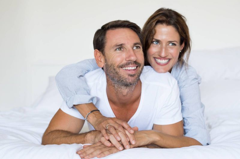 لا تمسكوا بالهاتف ولا تخلدوا للنوم  4 أخطاء ابتعدوا عنها بعد العلاقة الحميمة