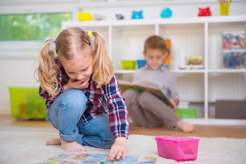 بالفيديو- اصنعي ألعاب لتقوية ذاكرك طفلك من أشياء قديمة بمنزلك