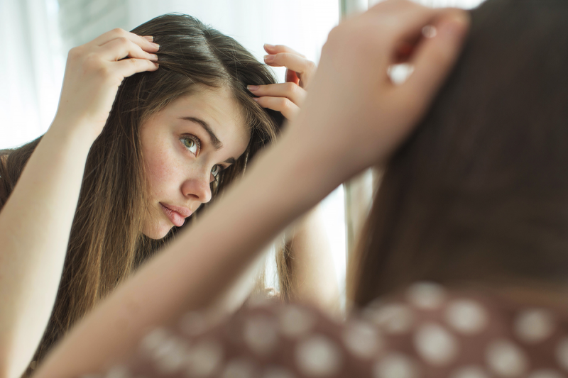10 طرق طبيعية للحفاظ على شعرك من الشيب المبكّر