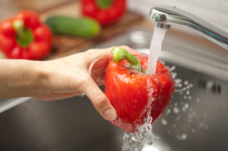 طريقة غسل الخضراوات والفاكهة بشكل صحيح لوقاية عائلتك