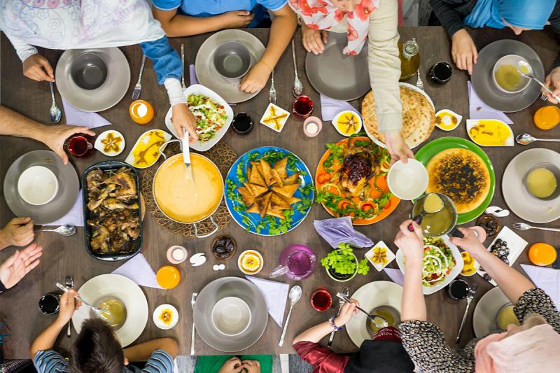 تعرّفي على ثقافات وعادات الشعوب في العالم لتناول الطعام: