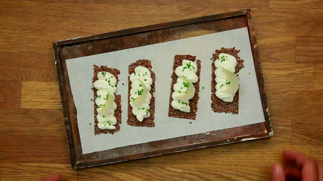 مقرمشات بذر الكتان المملح مع اللبنة