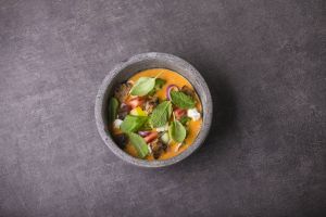 سلطة وحساء الطماطم 