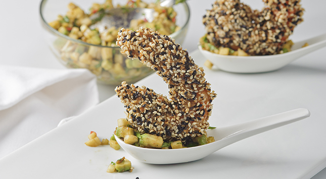 ملاعق  الروبيان بالسمسم على سلطة المانجو والأفوكادو