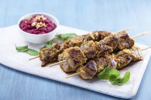 أسياخ لحم الحمل مع غموس لبن الزبادي بالشمندر