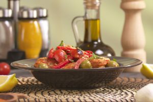 سمك مغربي بالفرن مع البطاطا والفلفل والزيتون