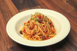 سباجيتي بصلصة البوتانيسكا