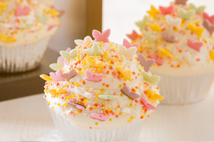 كب‭ ‬كيك‭ ‬الشوكولاتة‭ ‬البيضاء‭ ‬مع‭ ‬فروستنج‭ ‬جبن‭ ‬الكريمة