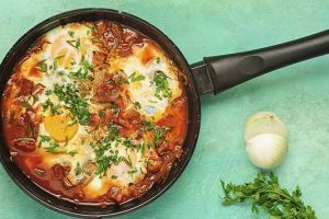 البيض‭ ‬المغربي‭ ‬مع‭ ‬الطماطم‭ ‬والكمون