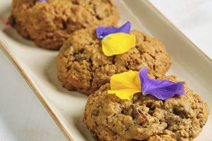 كوكيز‭ ‬رقائق‭ ‬الشوكولاتة‭ ‬والتمر