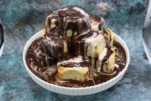 سينامون رولز بالصلصة