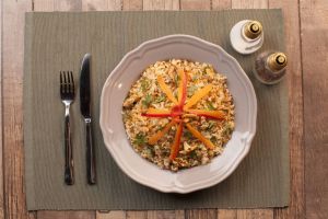 نحضر البرغل واللحمة المفرومة ونقوم بحشوه ثم تكور تشوح على النار حتى تنضج 