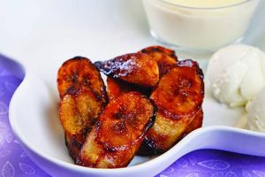 قشطالية مع الموز المكرمل والآيس كريم وقطر الكراميل