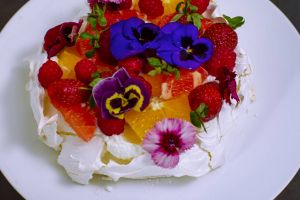 بافلوفا مع ثمار الصيف