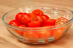 تقطيع الطماطم الكرزية بطريقة سهلة وسريعة