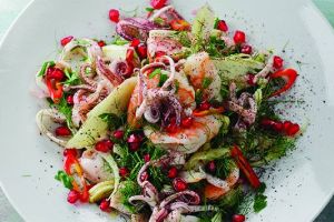 سلطة ثمار البحر بالشمر والليمون الأخضر