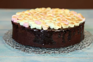 كيك الشوكولاتة بصوص الفادج والمارشميلو