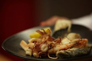 كيف نقلي السمك جيداً في الزيت؟