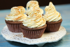 كب كيك بالنوتيلا مع كريمة الفانيليا