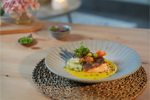 سمك السلمون مع صلصة الزعفران والخضروات المشوحة 